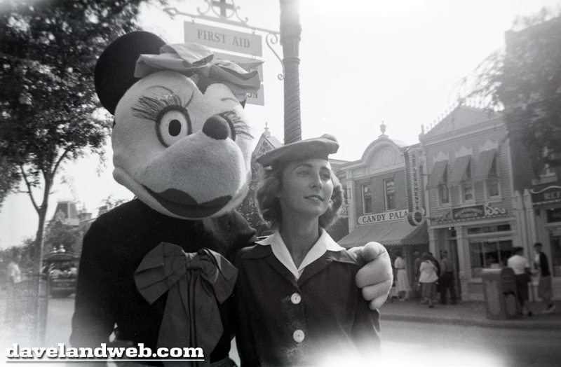 Illustration for article titled Vintage Disneyland character costumes were the fabric of nightmares